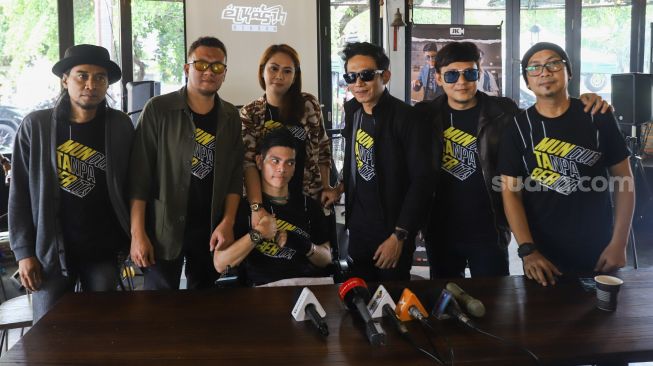 Band Elkasih Reborn dan El Ibnu ketika ditemui saat menggelar konferensi pers terkait single terbaru mereka di Kawasan Gatot Subroto, Jakarta Selatan, Kamis (11/3/2021). [Suara.com/Alfian Winanto]