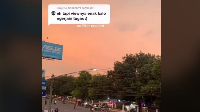 Suka duka memiliki kamar dan rumah pinggir jalan persis (tiktok.com/@cloudqcrush)