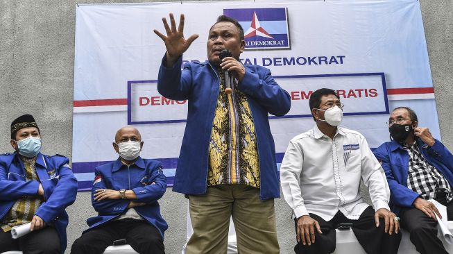 Sekjen Partai Demokrat versi KLB Jhonny Allen (kanan) berbincang dengan Politisi Partai Demokrat versi KLB Soflawati Mosaid (kiri) dan Darmizal (tengah) saat konferensi pers terkait urgensi KLB Sibolangit di Jakarta, Kamis (11/3/2021). ANTARA FOTO/Muhammad Adimaja