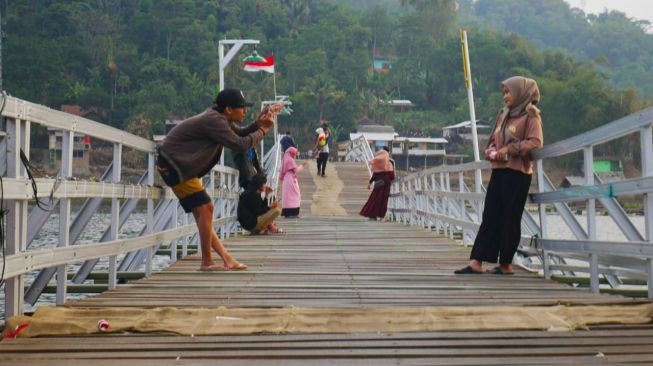 Jembatan Bucin di Kabupaten Bandung Barat yang kini menjadi destinasi wisata baru karena dinilai Instagramable. [Suara.com/Ferrye Bangkit Rizki]