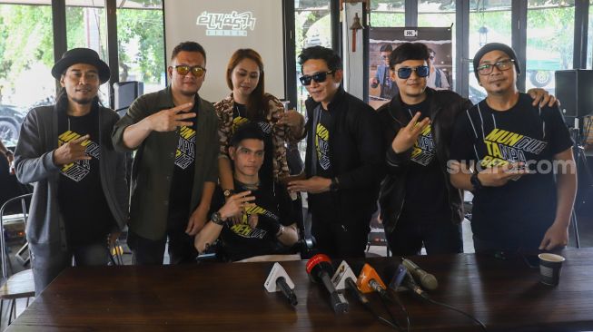 Band Elkasih Reborn dan El Ibnu ketika ditemui saat menggelar konferensi pers terkait single terbaru mereka di Kawasan Gatot Subroto, Jakarta Selatan, Kamis (11/3/2021). [Suara.com/Alfian Winanto]