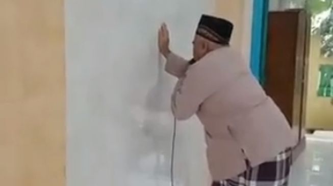 Viral Kakek Buta Jadi Muazin Masjid, Publik: Kami yang Sehat Malu