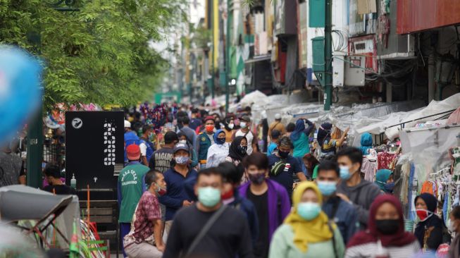 Pengunjung memadati kawasan wisata Malioboro, Yogyakarta, Kamis (11/3/2021). ANTARA FOTO/Andreas Fitri Atmoko
