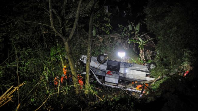 Petugas mengevakuasi korban kecelakaan bus PO Sri Padma Kencana di Wado, Kabupaten Sumedang, Jawa Barat, Rabu (10/3/2021).  ANTARA FOTO/Raisan Al Farisi