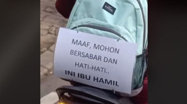 Cara ibu hamil naik motor panen pujian. (TikTok/@yuliama4467)