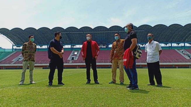 Organizing Committee (OC) alias panitia penyelenggara Piala Menpora 2021 memantau kesiapan Stadion Maguwoharjo, Sleman. (dok. PT LIB)