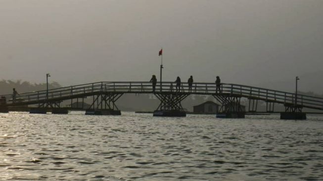 Instagramable Banget, Menikmati Matahari Terbit di Jembatan Bucin