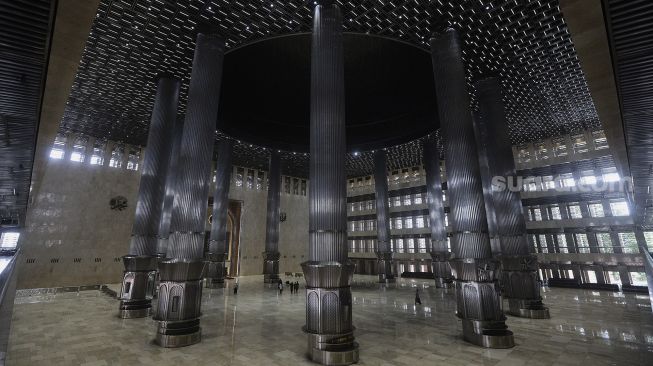 Suasana di Masjid Istiqlal, Jakarta, Kamis (11/3/2021). [Suara.com/Angga Budhiyanto]