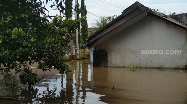 Banjir di Perumnas Antang Blok 10 Kecamatan Manggala Kota Makassar, Kamis 11 Maret 2021 / [SuaraSulsel.id / Muhammad Aidil]