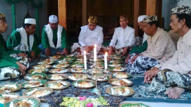 Tradisi Isra Miraj di Indonesia: Bersihkan Makam hingga Makan Bersama