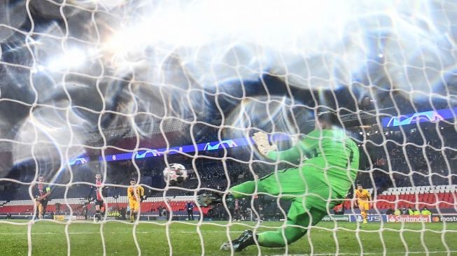 Kiper Paris Saint-Germain (PSG), Keylor Navas berhasil menggagalkan tendangan penalti penyerang Barcelona Lionel Messi dalam pertandingan leg kedua babak 16 besar Liga Champions (PSG vs Barcelona) di Parc des Princes, Paris, Kamis (11/3/2021) dini hari WIB. [FRANCK FIFE / AFP].