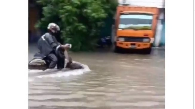 Vespa terobos banjir jadi sorotan warganet (Instagram)