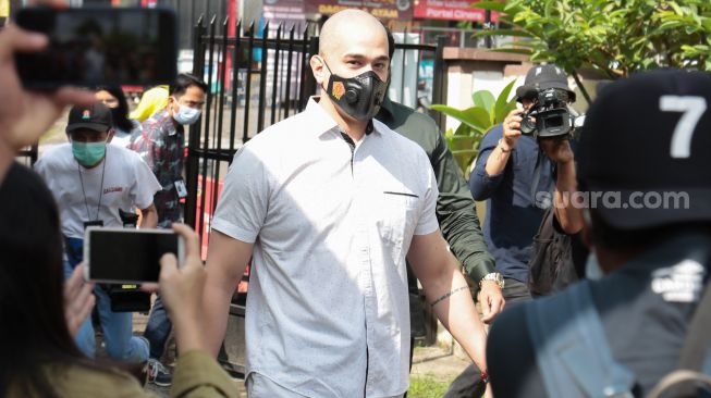 Aktor Okan Kornelius saat datang menyambangi Polsek Limo terkait laporan mantan istrinya, May Lee Sachi terhadapnya di Cinere, Depok, Jawa Barat, Jumat (12/3/2021). [Suara.com/Alfian Winanto]