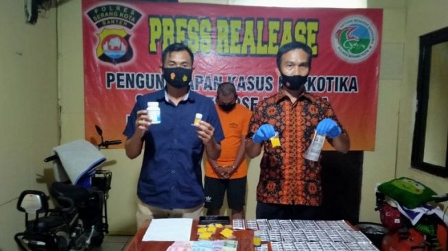 Penjual Obat Keras Omzet Ratusan Juta Ditangkap, Ribuan Pil Dibawa Polisi