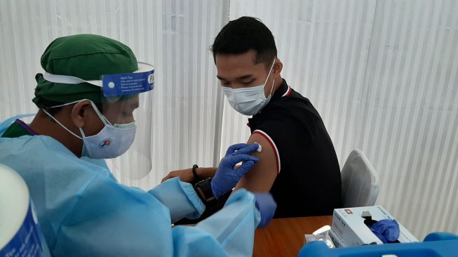 Tunggal putra andalan Indonesia, Jonatan Christie saat menjalani vaksinasi (Suara.com/Adie Prasetyo Nugraha)