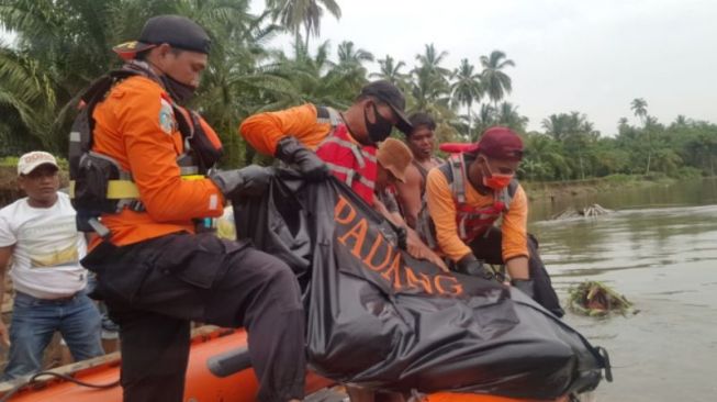 Seorang Nenek Tewas Mengambang di Sungai Pesisir Selatan