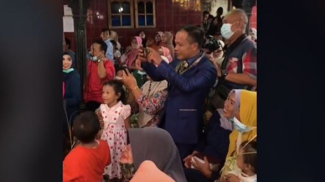 Istri Jadi Rebutan Tamu, Viral Pengantin Pria Ini Diminta Jadi Tukang Foto