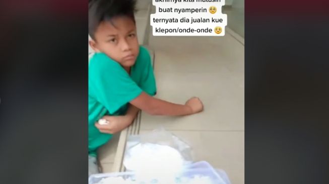 Bocah penjual klepon tertidur di emperan (tiktok.com/@kulinerpekanbaru) 