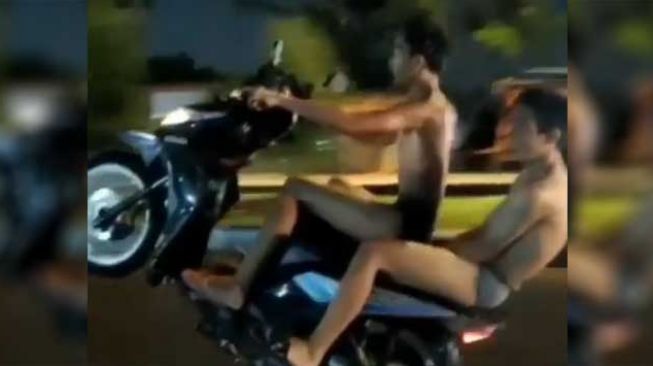 Viral Dua Remaja Pakai Celana Dalam Lakukan Standing Motor di Pekanbaru