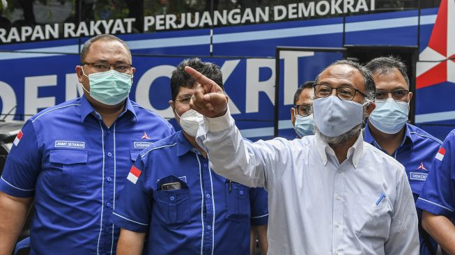 Kuasa hukum DPP Partai Demokrat Bambang Widjojanto (kedua kanan) dan sejumlah kader tiba saat akan mengajukan gugatan perbuatan melawan hukum di Pengadilan Negeri (PN) Jakarta Pusat di Jakarta, Jumat (12/3/2021).  ANTARA FOTO/M Risyal Hidayat
