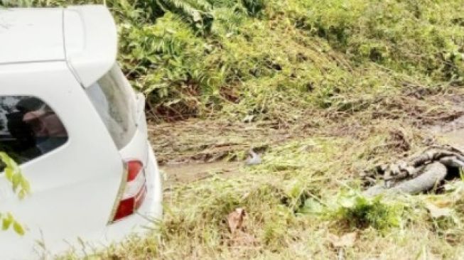 Hantam Pemotor, Minibus Terjun ke Parit di Jongkat Mempawah