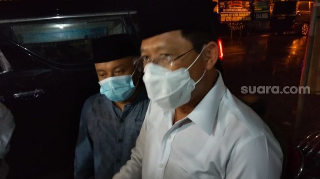 Anggota Wantimpres Muhamad Mardiono takziah ke rumah duka Habib Hasan Mulachela di Solo, Jumat (12/3/2021). [Suara.com/Ronald Seger Prabowo]