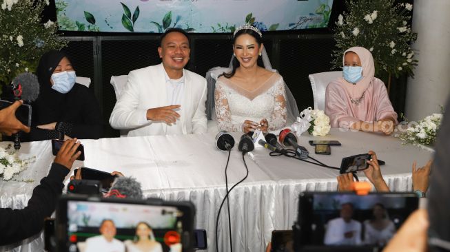 Tawa bahagia Pasangan Vicky Prasetyo dan Kalina Oktarani saat menggelar konferensi pers pernikahan mereka di The Lodge, Gunung Putri, Bogor, Jawa Barat, Sabtu (13/3/2021). [Suara.com/Alfian Winanto]