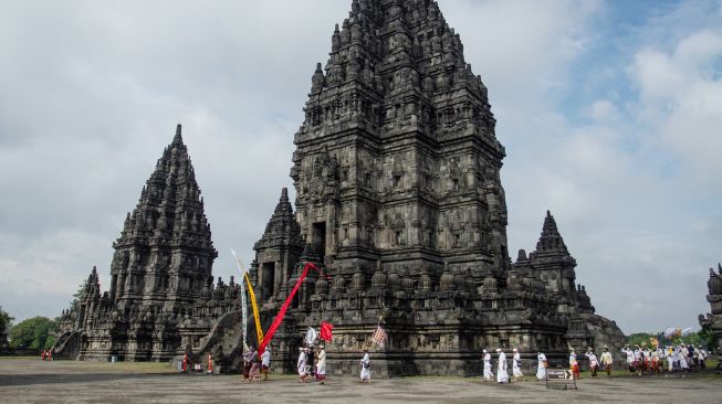 Umat Hindu melakukan pradaksina atau berjalan mengitari Candi Prambanan di Sleman, DI Yogyakarta, Sabtu (13/3/2021).  ANTARA FOTO/Hendra Nurdiyansyah