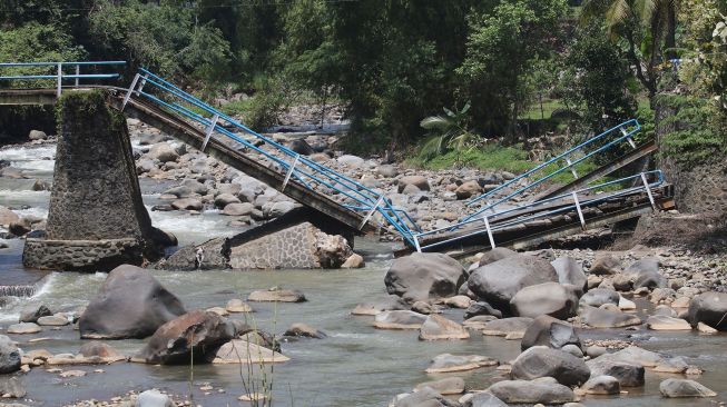 Suasana jembatan rusak di Desa Kweden, Nganjuk, Jawa Timur, Sabtu (13/3/2021).  ANTARA FOTO/Prasetia Fauzani