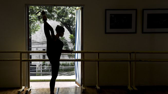 Sejumlah balerina dengan mengenakan masker berlatih balet di studio Namarina Youth Dance (NYD), Jakarta, Sabtu (13/3/2021). ANTARA FOTO/M Risyal Hidayat