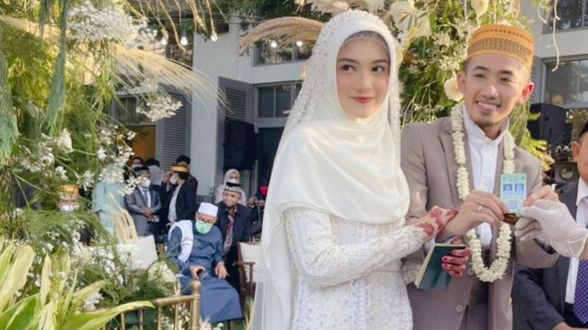 Ustaz Syam El Marusy resmi menikah dengan Jihan Salsabila. [Instagram Oki Setiana Dewi]