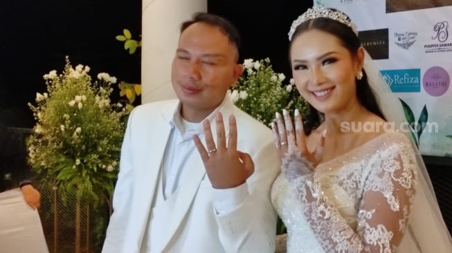 Vicky Prasetyo dan Kalina Oktarani resmi menjadi suami-istri, Sabtu (13/3/2021). [Herwanto/Suara.com]