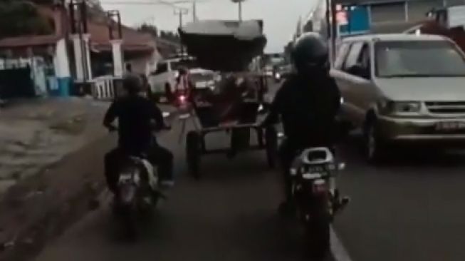 Kuda Tanpa Kusir Tunggang Langgang di Jalan, Panik Diklakson Tabrak Pemotor