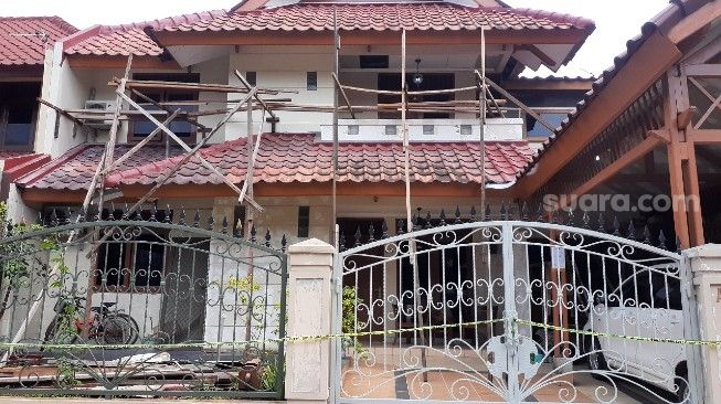 WN Jerman Kurt Nonnenmacher (85) tewas dan sang istri Naomi Simanungkalit (33) kritis setelah menjadi korban pembacokan di Perumahan Giriloka 2, Serpong, Kota Tangerang Selatan, Sabtu (13/3/2021). [Suara.com/Wivy]