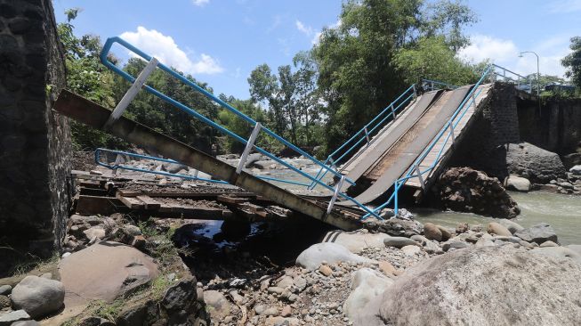 Suasana jembatan rusak di Desa Kweden, Nganjuk, Jawa Timur, Sabtu (13/3/2021).  ANTARA FOTO/Prasetia Fauzani