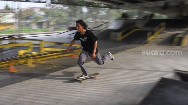 Sejumlah remaja bermain skateboard di arena Skatepark Pasar Rebo, Jakarta Timur, Sabtu (13/3/2021). [Suara.com/Alfian Winanto]