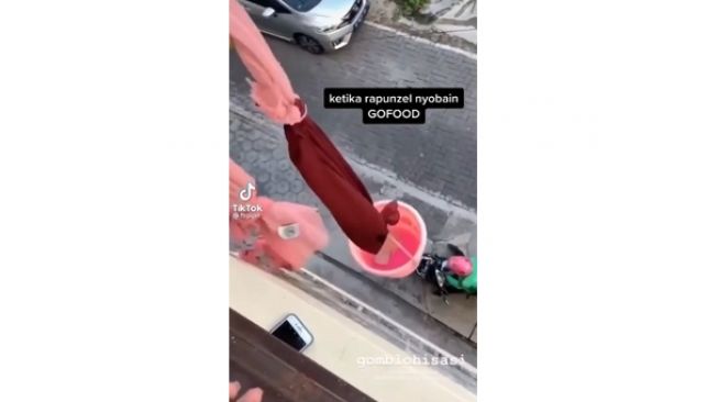 Viral Cewek Ambil Pesanan Makanan Pakai Ember, Ternyata Ini yang Terjadi