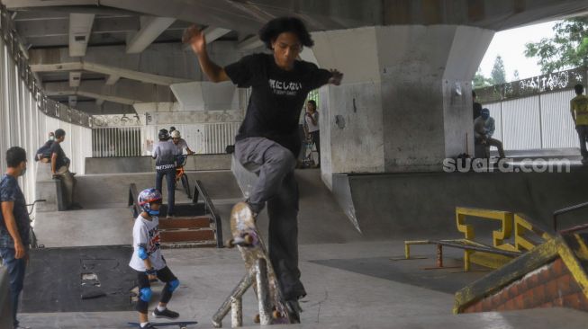 Sejumlah remaja bermain skateboard di arena Skatepark Pasar Rebo, Jakarta Timur, Sabtu (13/3/2021). [Suara.com/Alfian Winanto]