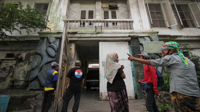 Warga mengamati bangunan bekas Penjara Kalisosok di Surabaya, Jawa Timur, Jumat (12/3/2021). ANTARA FOTO/Didik Suhartono
