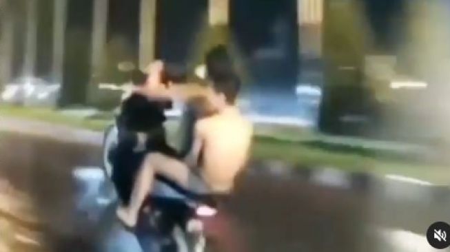 Viral Aksi Pemuda Cuma Pakai Celana Dalam Freestyle Motor di Jalanan Ramai