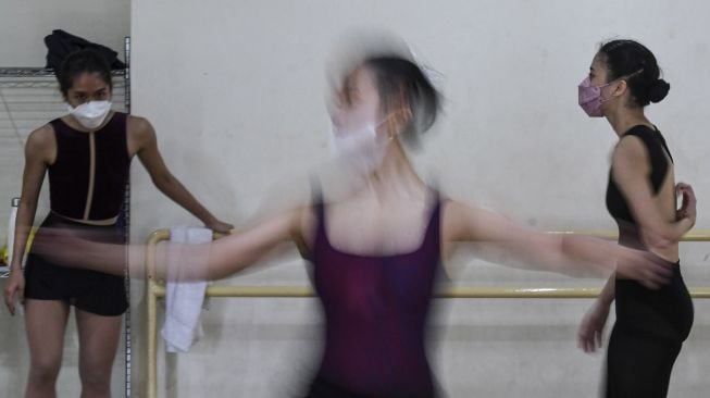 Sejumlah balerina dengan mengenakan masker berlatih balet di studio Namarina Youth Dance (NYD), Jakarta, Sabtu (13/3/2021). ANTARA FOTO/M Risyal Hidayat