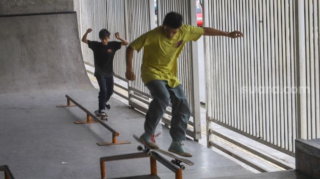 Sejumlah remaja bermain skateboard di arena Skatepark Pasar Rebo, Jakarta Timur, Sabtu (13/3/2021). [Suara.com/Alfian Winanto]