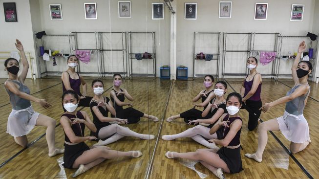 Sejumlah balerina dengan mengenakan masker berlatih balet di studio Namarina Youth Dance (NYD), Jakarta, Sabtu (13/3/2021). ANTARA FOTO/M Risyal Hidayat