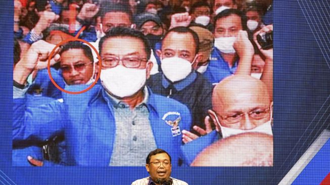 Kepala Badan Pembina Organisasi, Kaderisasi, dan Keanggotaan (BPOKK) DPP Partai Demokrat, Herman Khaeron menunjukkan foto saat menyampaikan keterangan kepada wartawan terkait Kongres Luar Biasa (KLB) Partai Demokrat yang dinilai ilegal di Jakarta, Jumat (12/3/2021).  ANTARA FOTO/M Risyal Hidayat