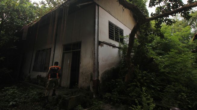 Petugas Satpol PP memasuki salah satu gedung di bekas Penjara Kalisosok di Surabaya, Jawa Timur, Jumat (12/3/2021).  ANTARA FOTO/Didik Suhartono