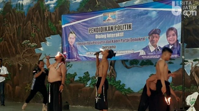 Aksi Bela AHY, DPC Demokrat Banyuwangi Unjuk Ilmu Kebal Bacok Kadernya