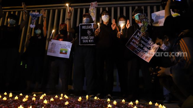 Massa dari Milk Tea Alliance Indonesia melakukan aksi solidaritas untuk Myanmar di depan Gedung ASEAN, Jakarta Selatan, Jumat (12/2/2021). [Suara.com/Alfian Winanto]