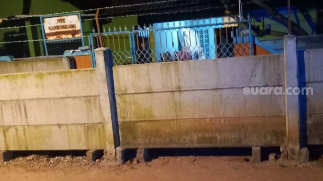 Penampakan pagar beton yang menutup akses rumah warga di Jalan Akasia Tajur, Ciledug, Kota Tangerang, Jumat (12/3/2021) malam. [Suara.com/Muhammad Jehan Nurhakim]