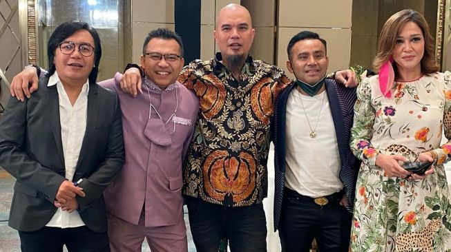 Ahmad Dhani dan Maia Estianty bertemu di acara lamaran Atta Halilintar dan Aurel Hermansyah. [Instagram]