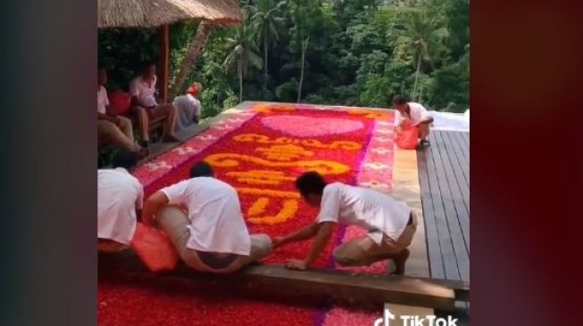 Kolam bunga jutaan rupiah dihancurkan dalam waktu 1 detik (TikTok @nyok_aja)